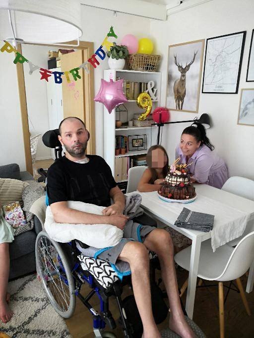 Pavel (49) byl zdravý táta od rodiny. V roce 2019 ho ale postihla těžká mozková mrtvice a zůstal upoután na lůžku.