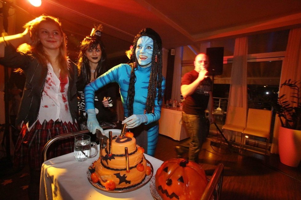 Andrea krájí halloweenský dort