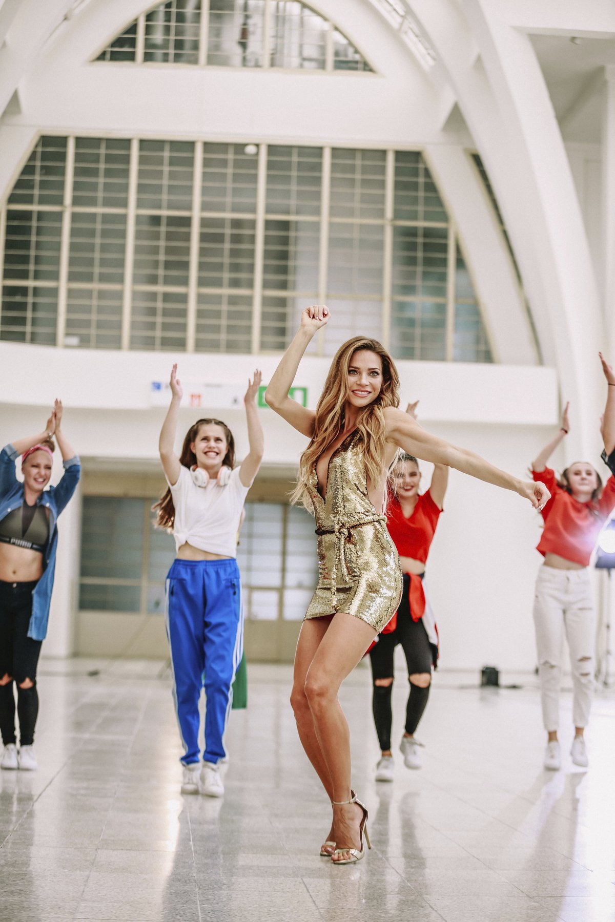 Na výstaviště přijeli všichni tři hlavní protagonisté, aby zde natočili úvodní video s letošní choreografií.