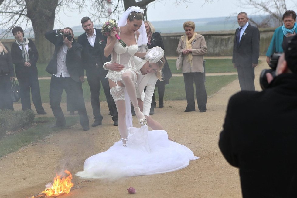 Svatby v Benátkách: Pyrotechnici zapálili tylovou vlečku. Scéna se musela povést na poprvé.