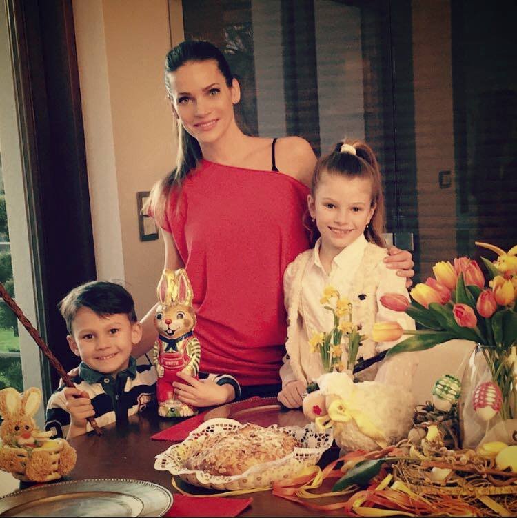 Verešová s dětmi oslavila Velikonoce s předstihem.