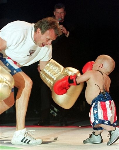 Verne Troyer si i se svou výškou troufne do boxerského ringu.