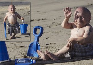Troyer, který měří 81 centimetrů, natáčel na pláži