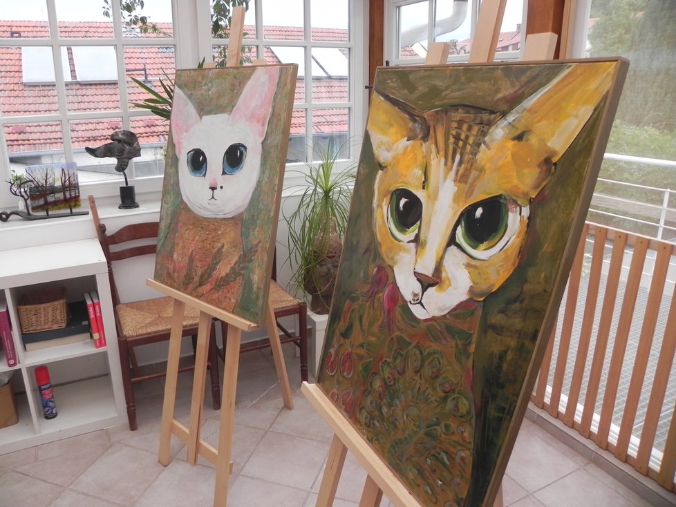 Výtvarnice Romana Štrynclová kočky miluje a maluje. Zároveň řadu svých obrazů draží ve prospěch kočičích útulků.