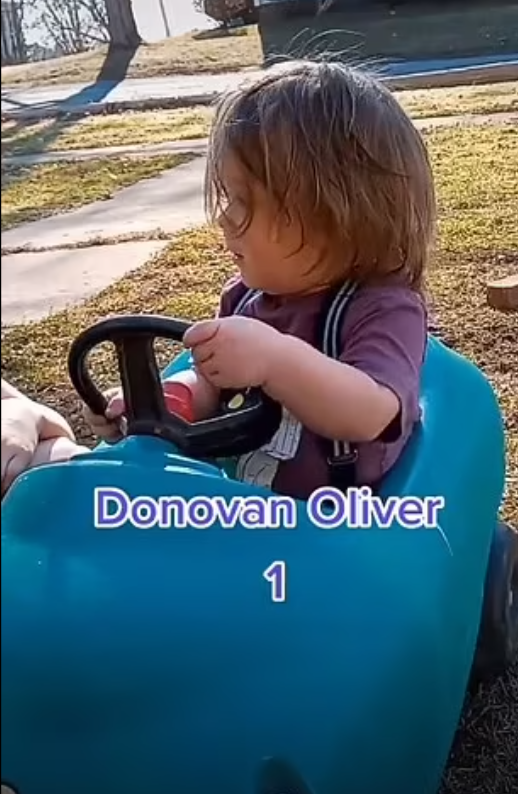 Donovanovi je pouhý rok.