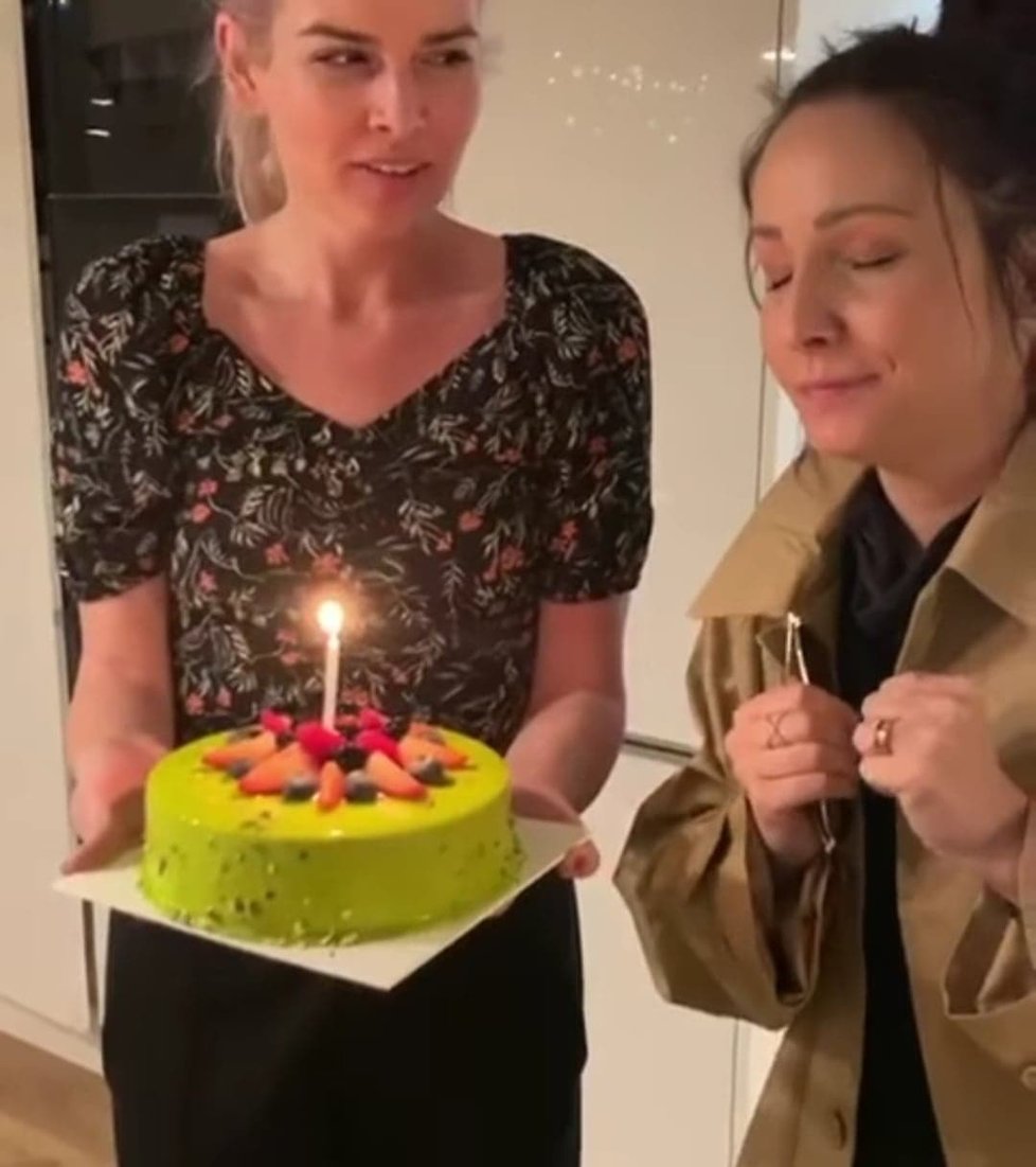 Veronika Arichteva dostala od kamarádek z tria 3v1 i dort se svíčkou, kterou si mohla sfouknout.