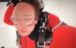 Veronika Arichteva absolvovala adrenalinový zážitek - seskok padákem.