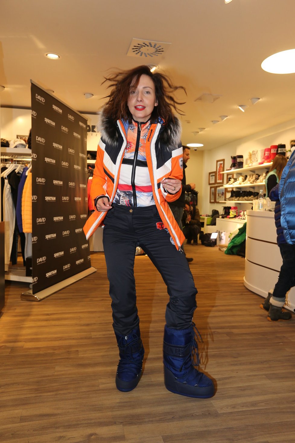 Herečka Veronika Arichteva v lyžařském oblečení.