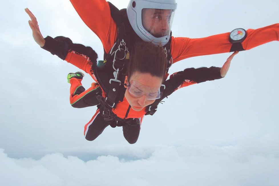 Veronika Arichteva absolvovala adrenalinový zážitek - seskok padákem.