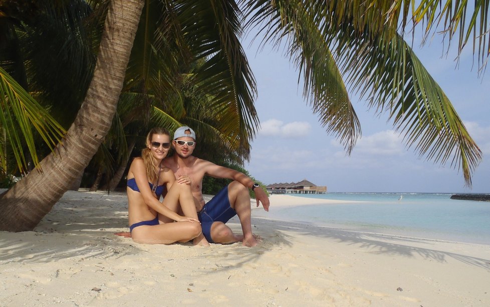 Novomanželé si užívali líbánky na Maledivách.