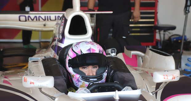 Veronika Cichá v kokpitu svého vozu Dallara - GP2.