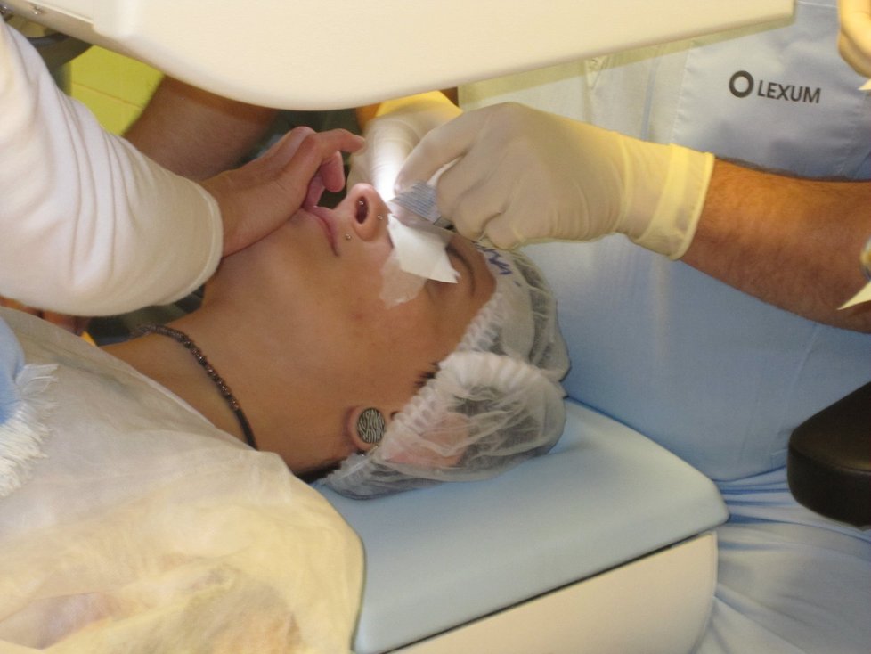Grafička magazínu Blesk zdraví Veronika podstoupila laserovou operaci očí.