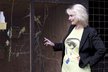Veronika Kánská na zharadě svého domu chový andulky
