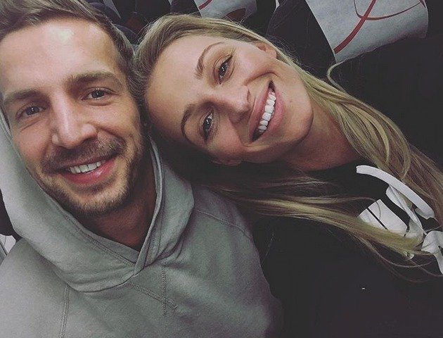 Veronika Kašáková s partnerem na letišti