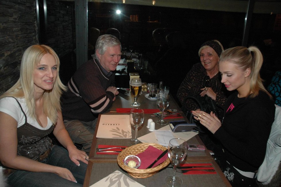Veronika Kašáková na večeři v Praze v roce 2008, kde poznala pravého dědu, otčíma Heleny Bedrnové. Ta pro ni toto obrovské překvapení připravila.