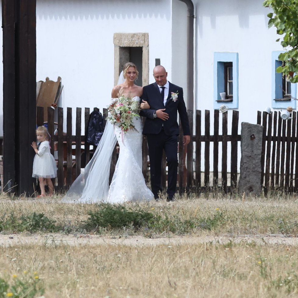 Svatba Veroniky Kašákové: Nevěsta s tatínkem kráčí k oltáři.