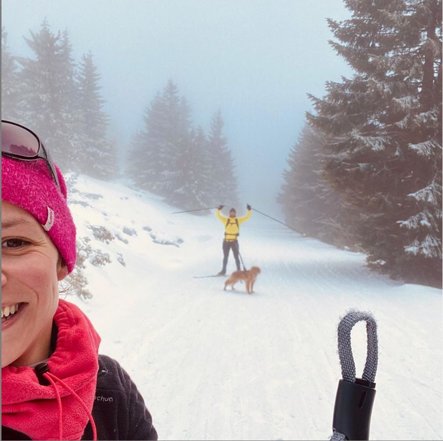 Veronika Khek Kubařová s manželem na lyžích