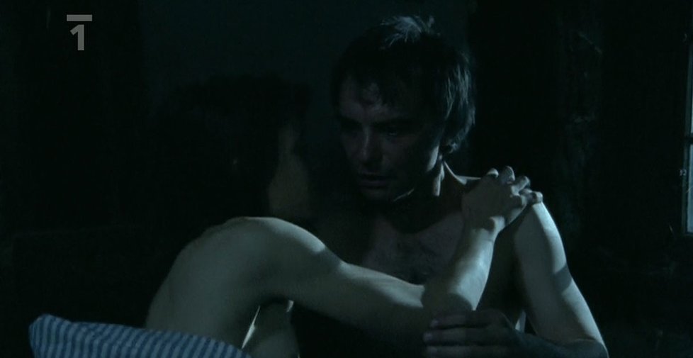 Veronika Khek Kubařová a Ivan Trojan ve filmu Dívka a kouzelník (2008)