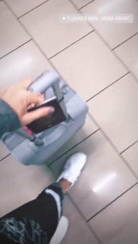 Veronika Kopřivová s kufrem při odjezdu na dovolenou