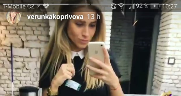 Veronika Kopřivová přiletěla zpět do Prahy a zašla si rovnou ke kadeřnici.