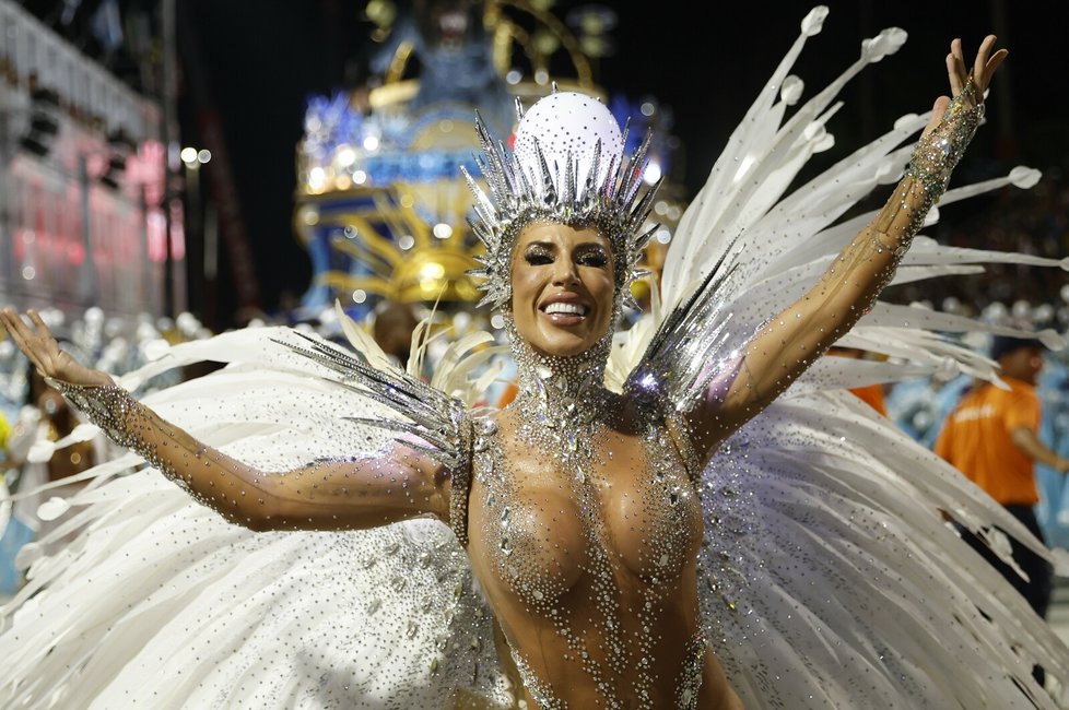 Festival v Riu de Janeiro zahrnuje pestrobarevný průvod tanečnic