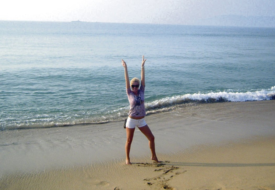 Veronika se snaží svůj pobyt v Číně zpříjemnit na pláži
