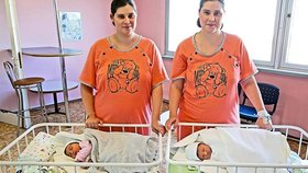 Veronika (vlevo) a Martina, jednodvaječná dvojčata, porodily ve stejný den.