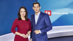 Moderátoři Televizních novin Veronika Petruchová a Martin Čermák