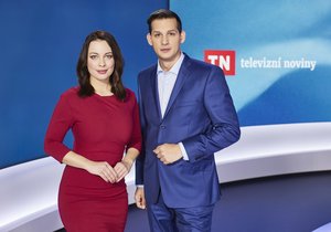 Moderátoři Televizních novin Veronika Petruchová a Martin Čermák