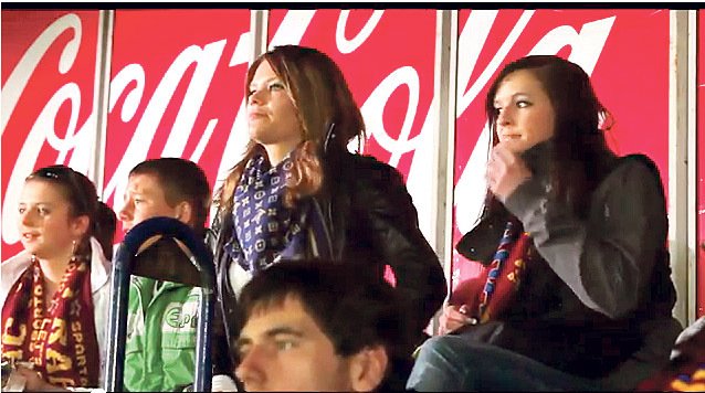Veronika Řepková (uprostřed) se objeví ve filmu z fotbalového prostředí