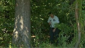 Policisté v lese, kde bylo nalezeno tělo Veroniky.