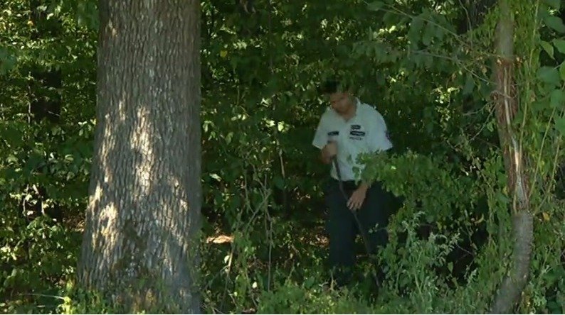 Policisté v lese, kde bylo nalezeno tělo Veroniky.