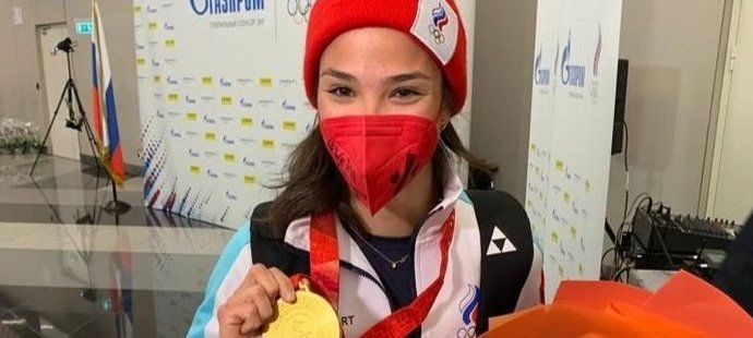 Ruská běžkyně na lyžích Veronika Stepanovová se svou zlatou medailí.