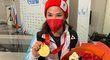 Ruská běžkyně na lyžích Veronika Stepanovová se svou zlatou medailí.