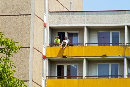 Na Brněnsku vypadly dvě děti z okna: Skončily v nemocnici