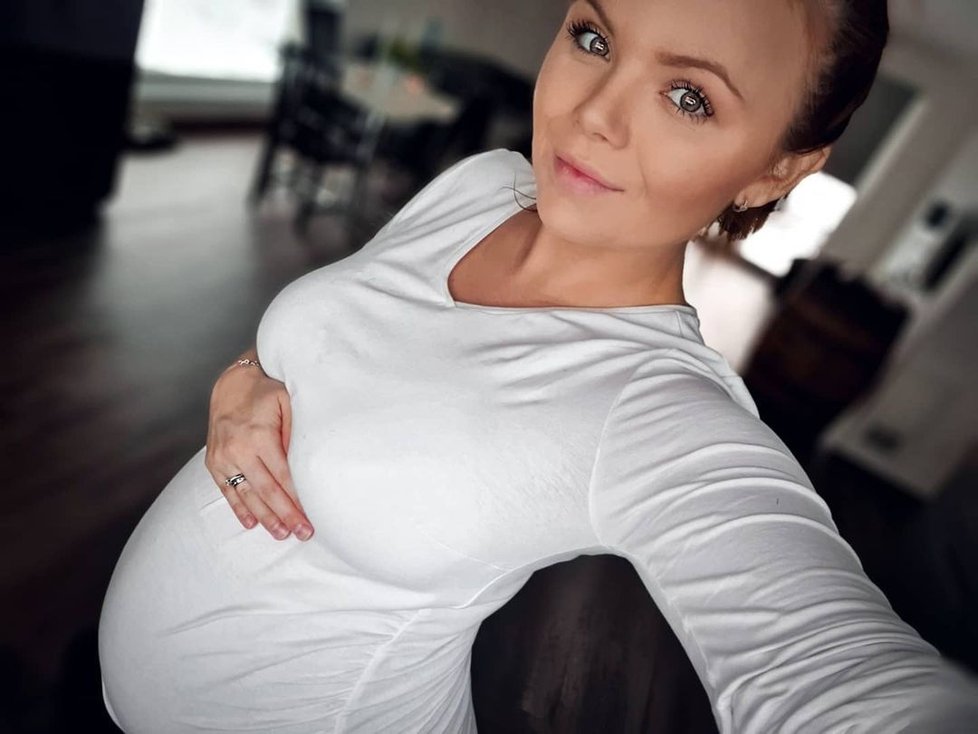Těhotná zpěvačka Veronika Stýblová