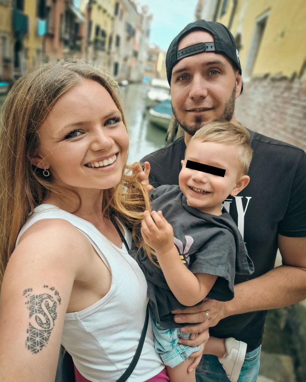 Veronika Stýblová se synem a manželem