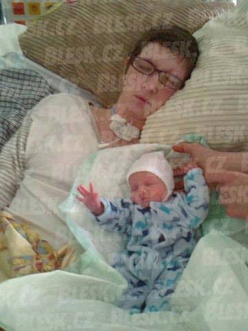 Leden 2016. Veronika Tlustá v tříměsíčním kómatu porodila syna Daniela.