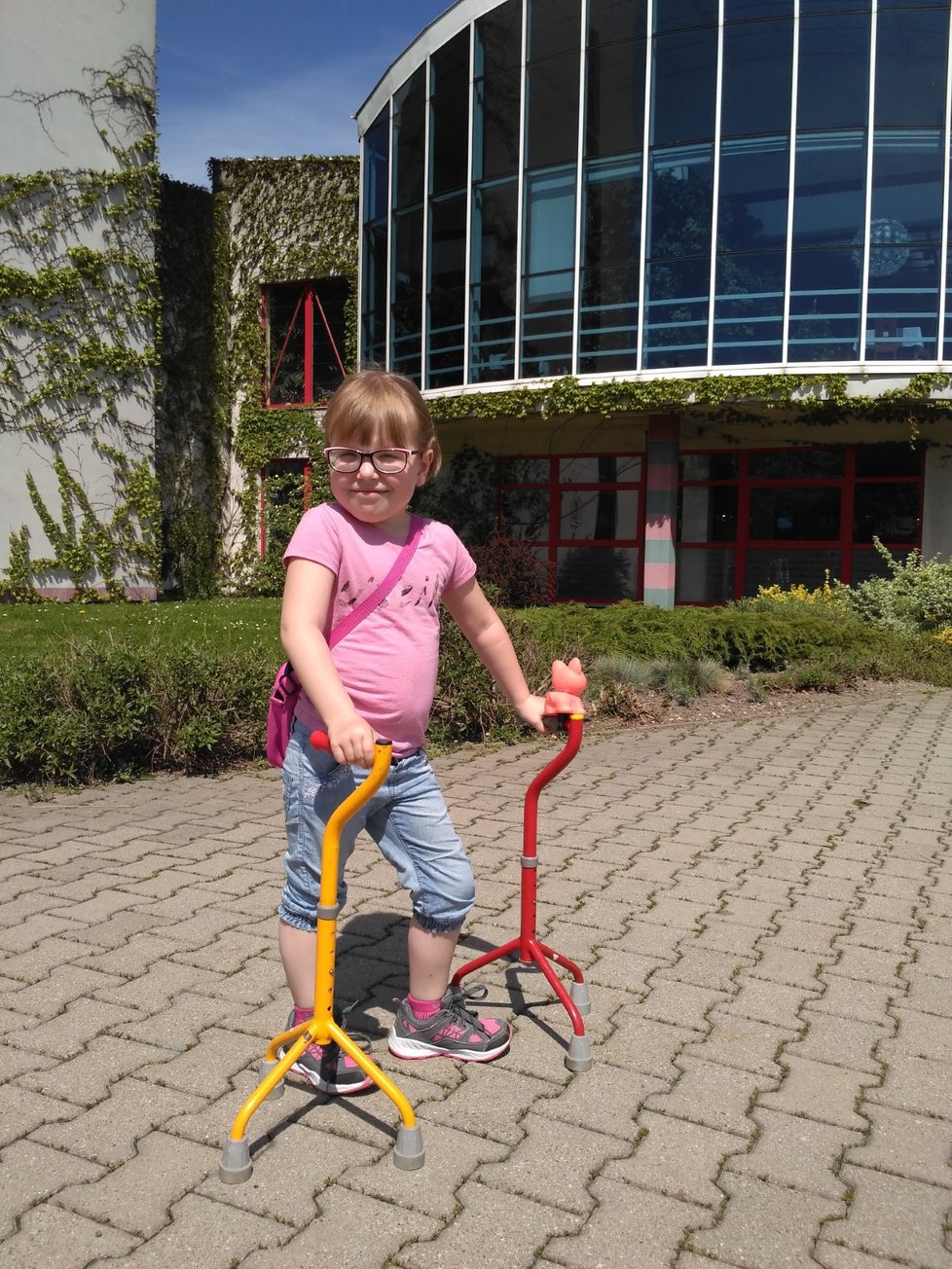 Verunka (7) udělala první krůčky teprve loni díky speciálním rehabilitacím v Klimkovicích. Rodina shání peníze, aby mohla dívka cvičit i letos.