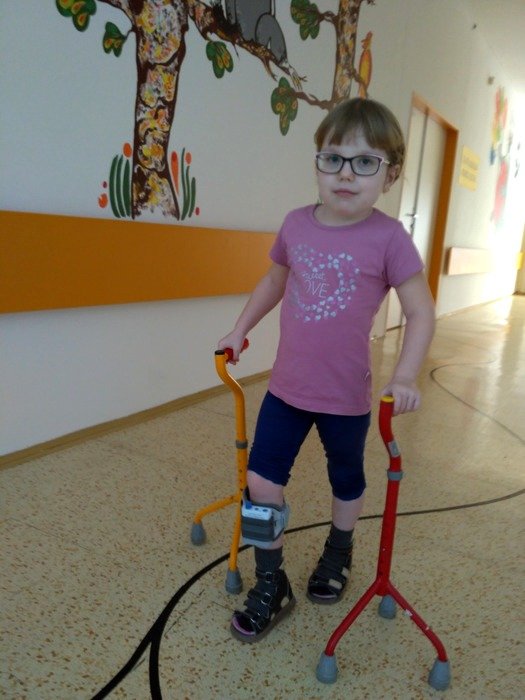 Verunka (7) udělala první krůčky teprve loni díky speciálním rehabilitacím v Klimkovicích. Rodina shání peníze, aby mohla dívka cvičit i letos.