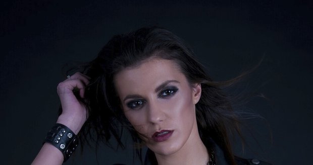 Veronika Zelníčková hraje v seriálech a také zpívá s metalovou skupinou Anacreon.