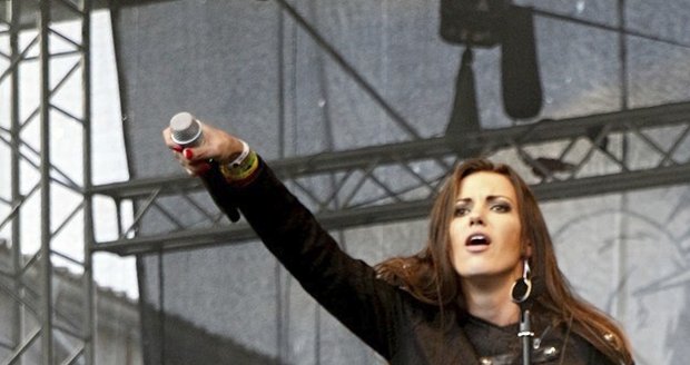 Veronika Zelníčková zpívá s metalovou skupinou Anacreon.