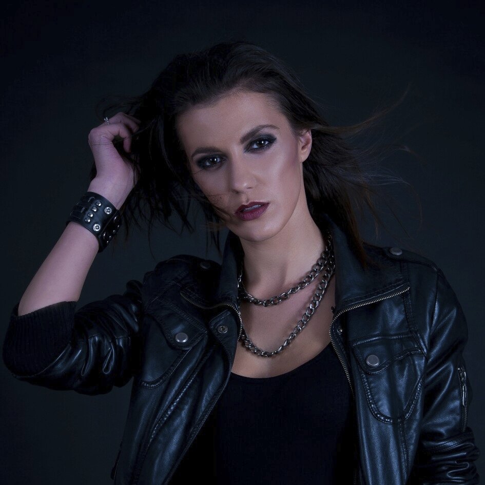 Veronika Zelníčková hraje v seriálech a také zpívá s metalovou skupinou Anacreon.