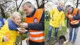 Žilková se Stropnickým zametali silnice: Našli peníze i zubní protézu!