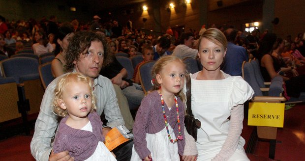 David Prachař s Lindou Rybovou a jejich dvěma dcerami, které by určitě rád vzal na svatbu.