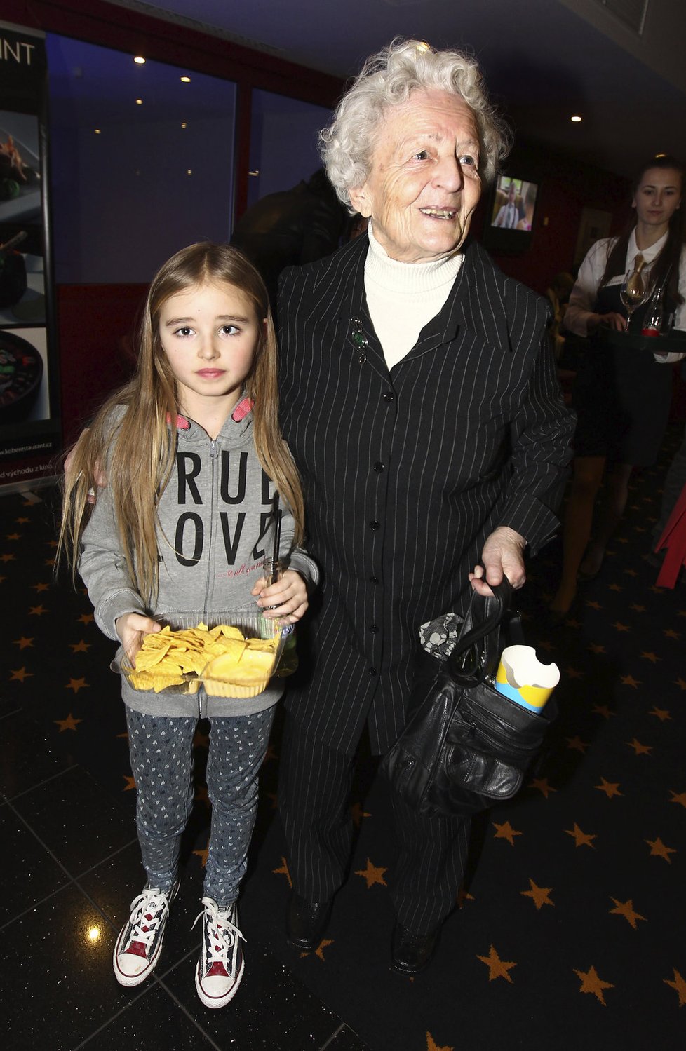 Malá Kordulka se svou babičkou.