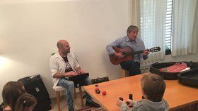Martin Stropnický si s krajany v Izraeli rád zazpívá česky.