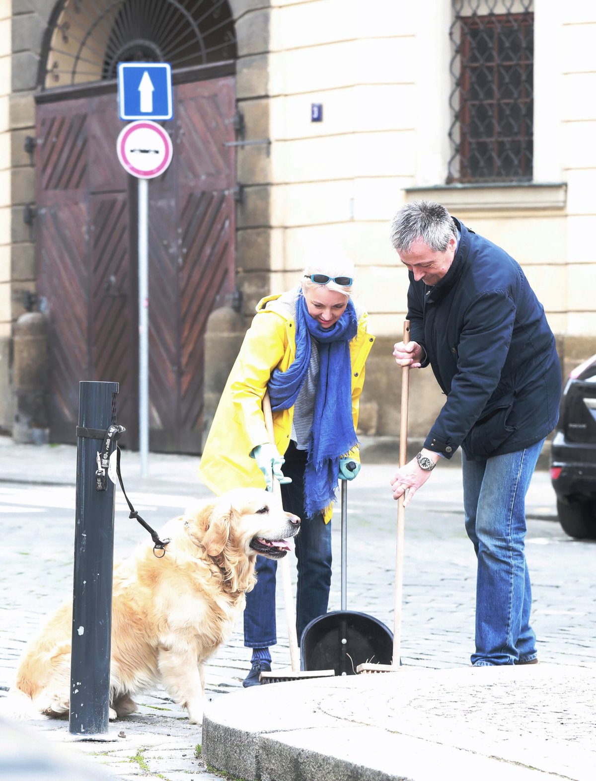 Veronika Žilková a Martin Stropnický zametají ulice. 