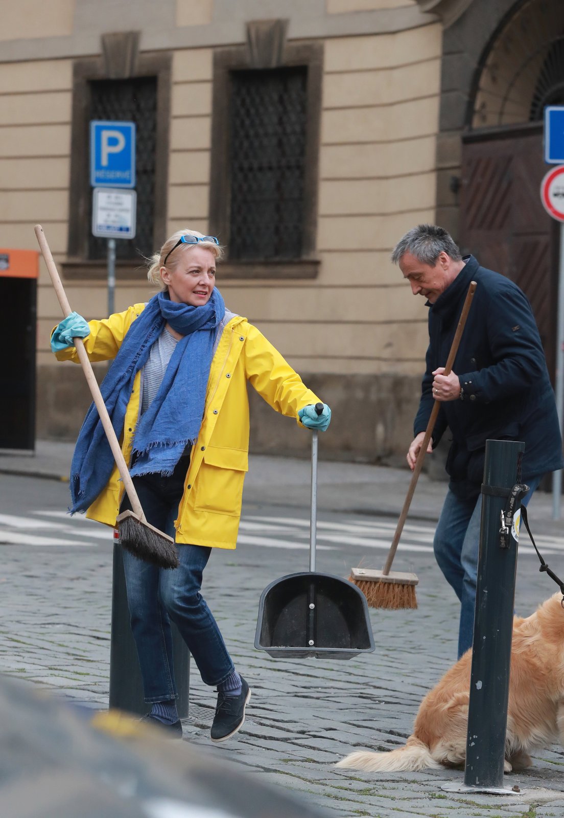 Veronika Žilková a Martin Stropnický zametají ulice. 