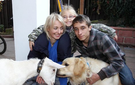Oslavenkyně Veronika s kozou, psem, dcerou Kordulkou a znovunalezeným synem Honzou!